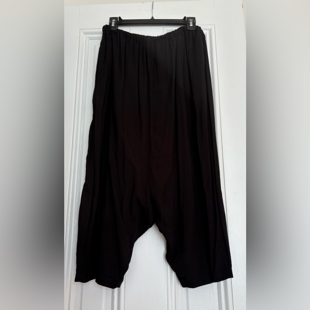 Moyuru black drop crotch harem capri pants